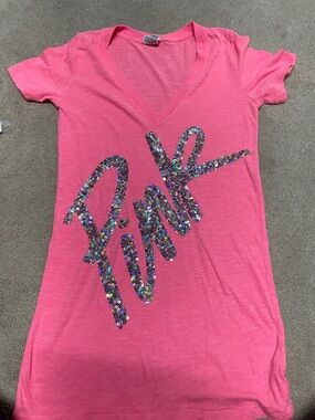 PINK Victoria's Secret Short Sleeve V‑Neck Tee in Hot Pink with Sequin Logo
